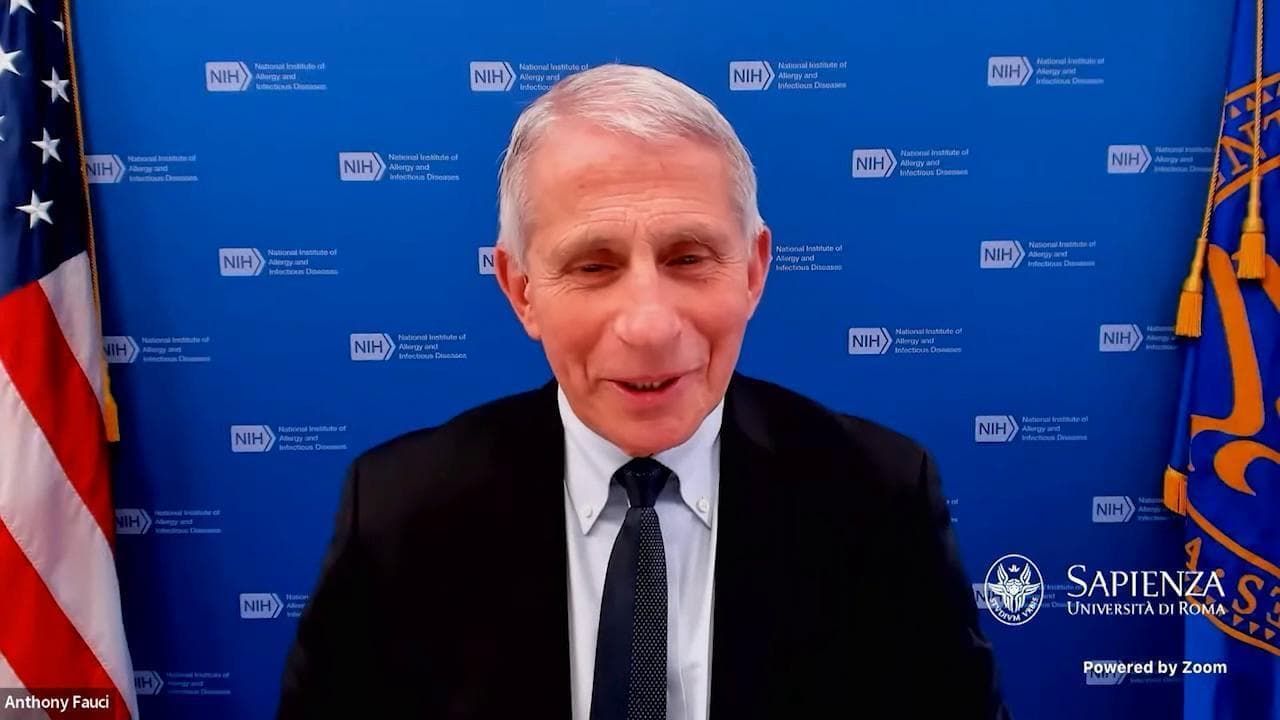 La Sapienza, laurea 'Honoris causa' ad Anthony Fauci: "Prosit", ma lui brinda con l'acqua