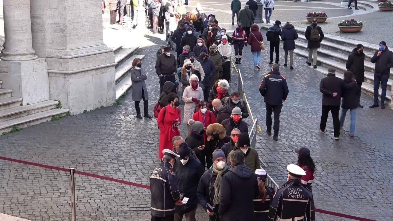 La lunga coda di cittadini per l'ultimo saluto a Sassoli: "Ha reso orgogliosi noi italiani"