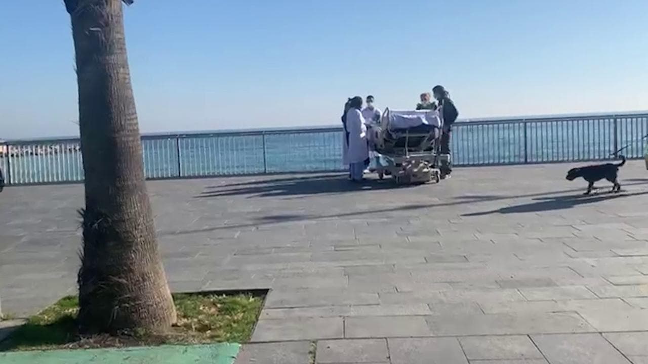 Barcellona, i medici portano i pazienti Covid usciti da terapia intensiva a vedere il mare