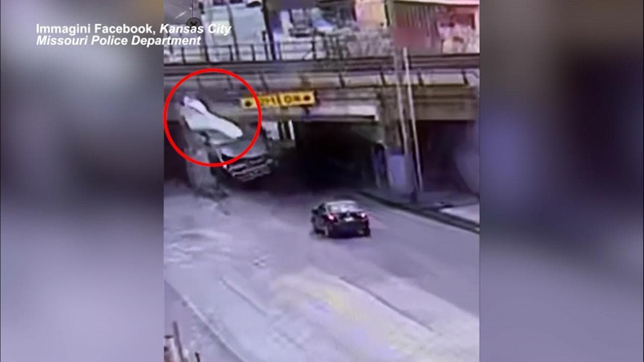 Usa, il sottopasso è troppo basso: il camion viene scoperchiato