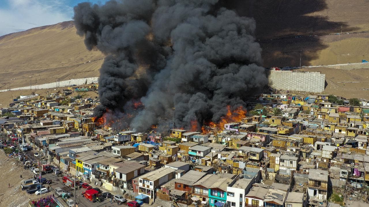 Cile, un incendio distrugge uno slum alla periferia di Iquique nel nord del Paese