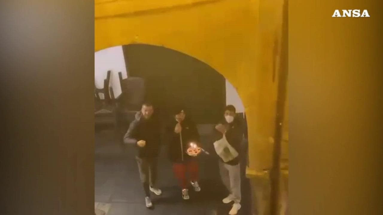 Calcio, giocatore dell'Entella in isolamento "festeggia" il compleanno alla finestra con i compagni di squadra