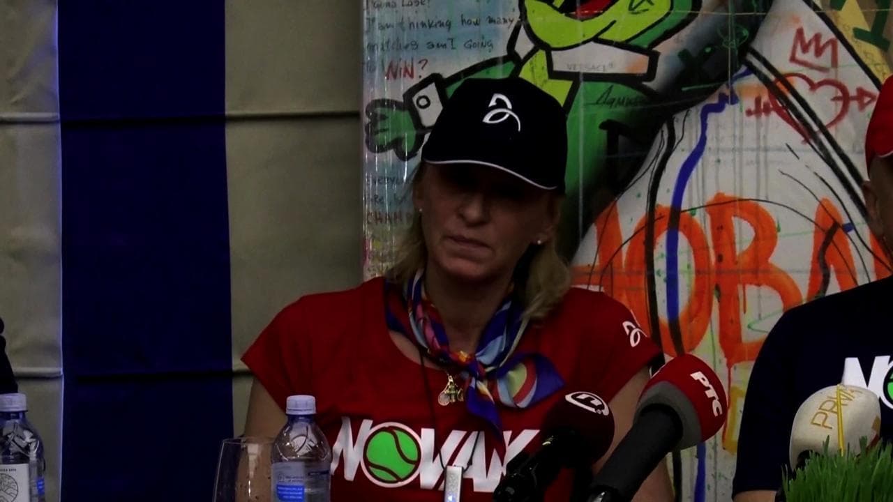 La madre di Djokovic: "Lo tengono prigioniero in un hotel per immigrati sporco e pieno di insetti"