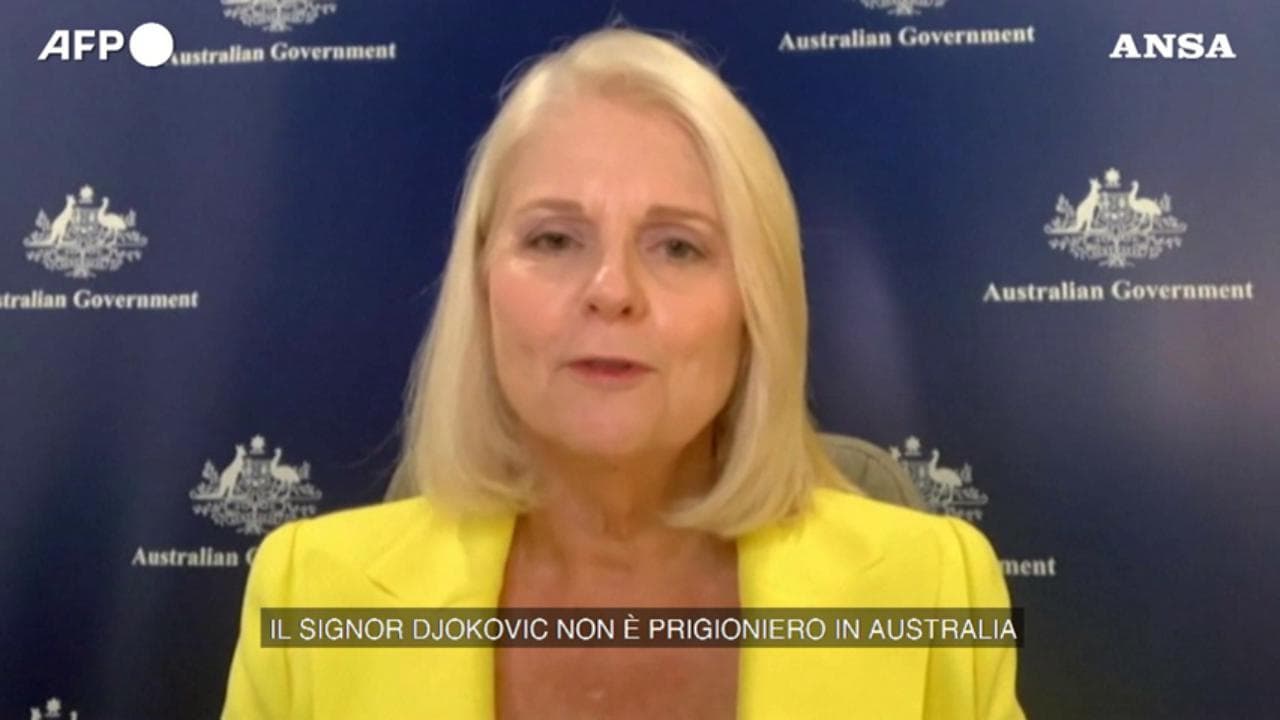 Caso Djokovic, ministra Interni australiana: "Non è prigioniero, può lasciare il Paese quando vuole"