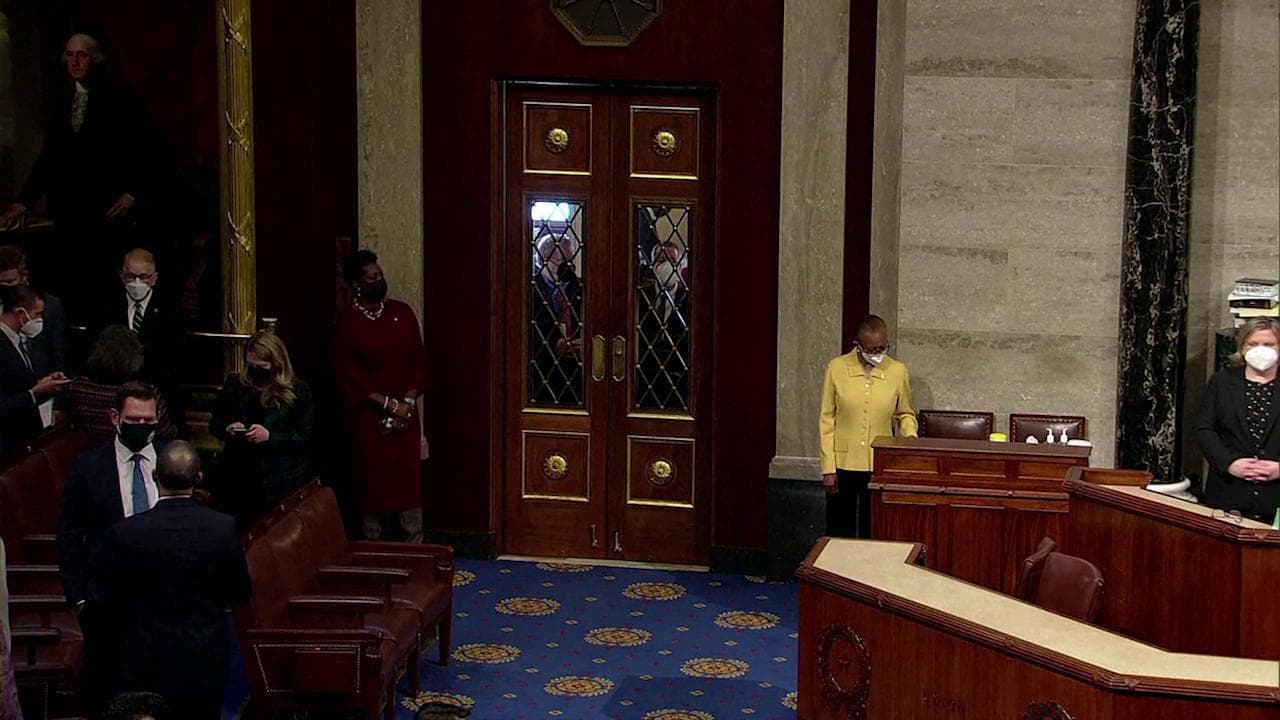 Un anno dopo l'assalto a Capitol Hill, il Congresso ricorda l'anniversario con un minuto di silenzio