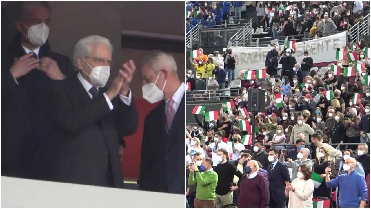 Pallavolo femminile, Mattarella accolto da un'ovazione e da uno striscione: "Grazie Presidente"