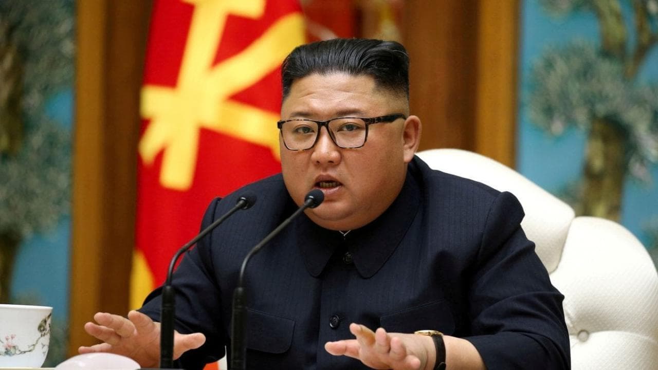 Kim Jong-un è quasi irriconoscibile nelle ultime immagini: ecco com'è cambiato il leader nordcoreano