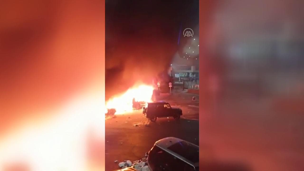 Kazakistan, i manifestanti bloccano l'aeroporto internazionale di Almaty: le immagini della devastazione