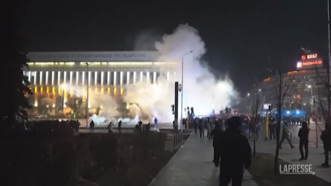 Kazakistan, granate stordenti contro le violenti proteste per l'aumento del gas: il governo si dimette