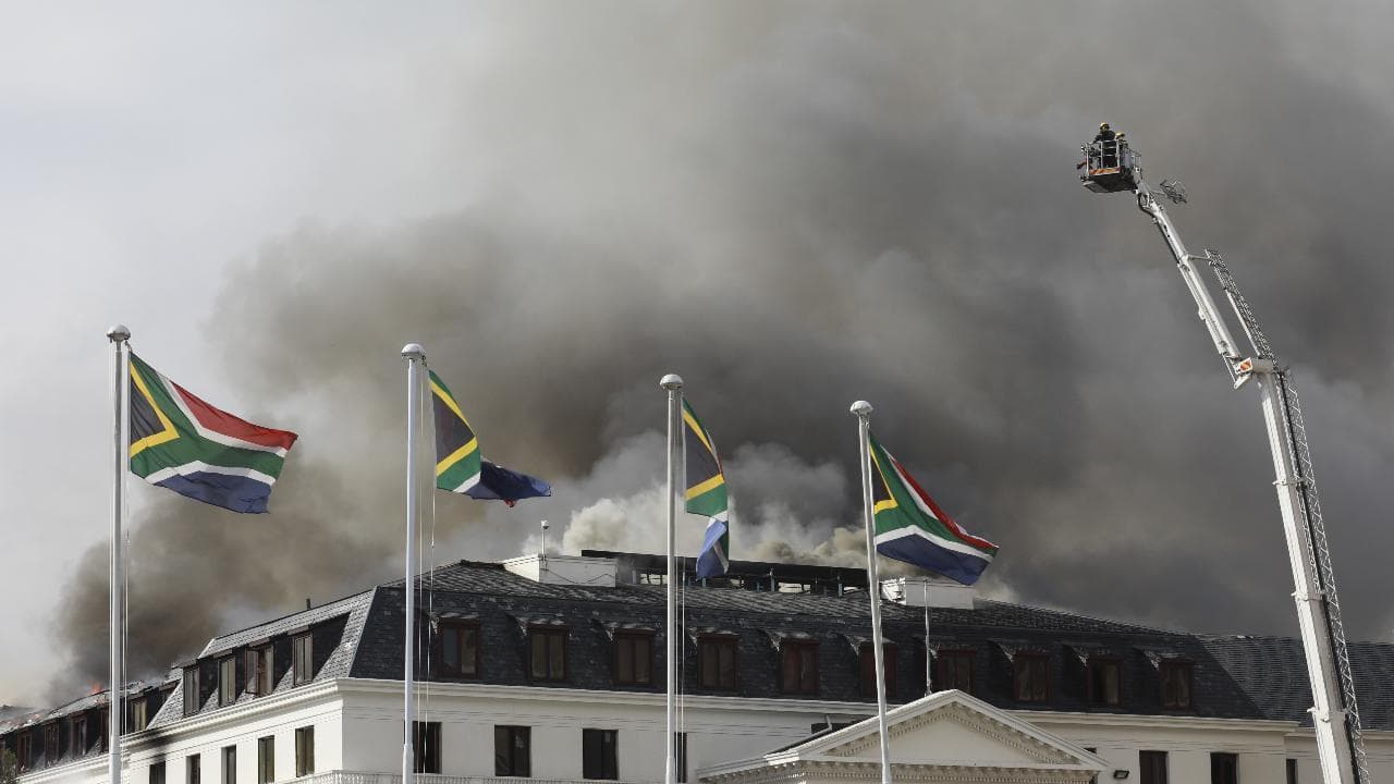 Sudafrica, il Parlamento torna a bruciare: vigili del fuoco di nuovo al lavoro