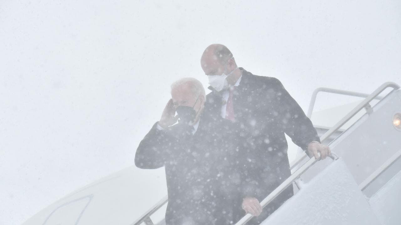 Maltempo in Usa, Biden nella tempesta di neve: l'Air Force One bloccato sull'asfalto per 30 minuti