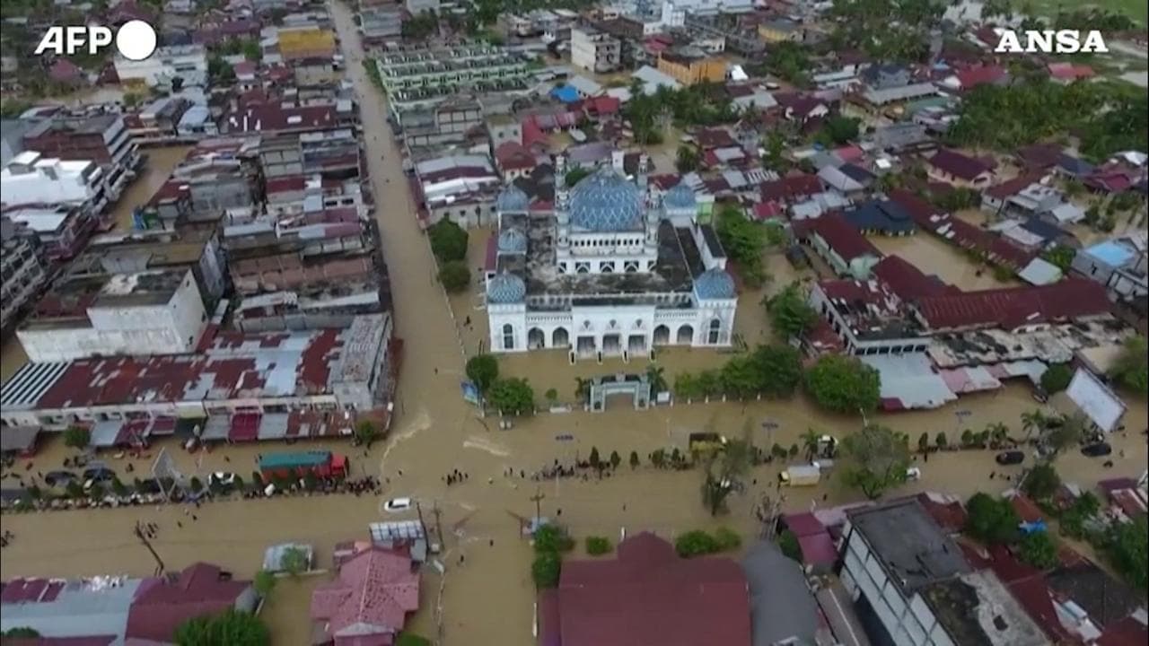 Indonesia, Sumatra colpita dalle inondazioni: le impressionanti immagini dal drone