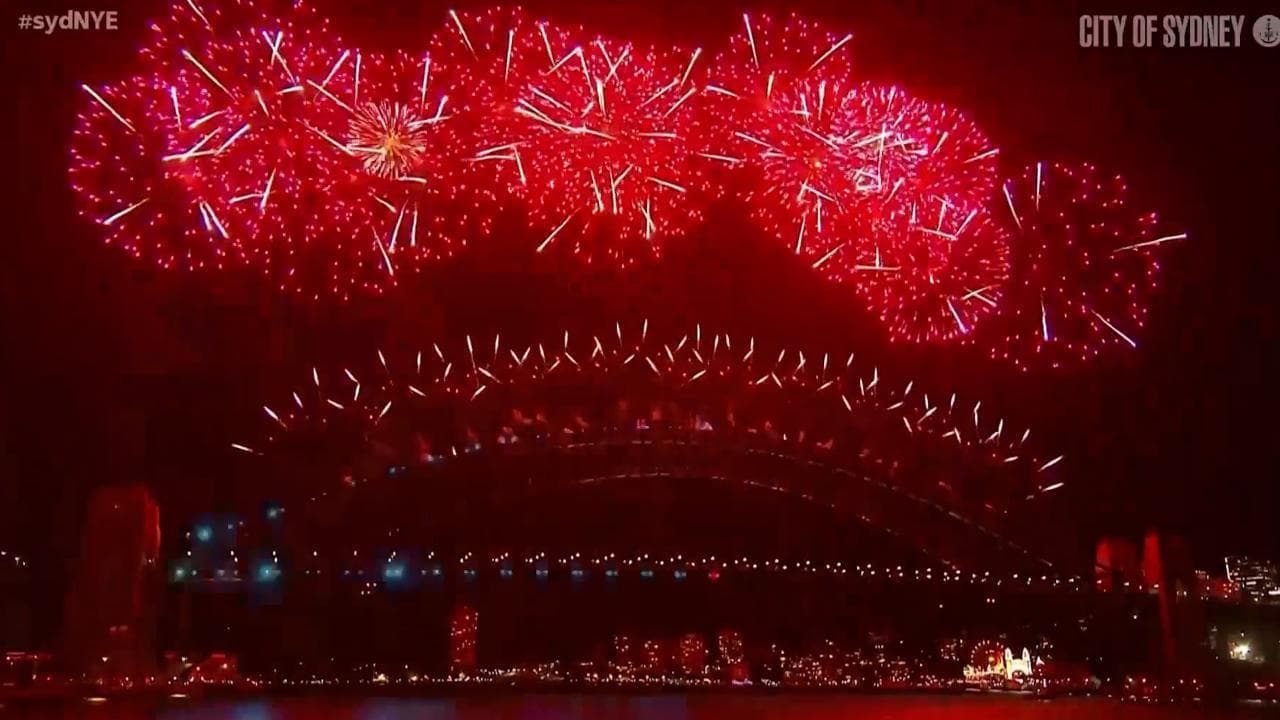 Capodanno, a Sydney è già 2022: lo spettacolo dei fuochi d'artificio sulla baia