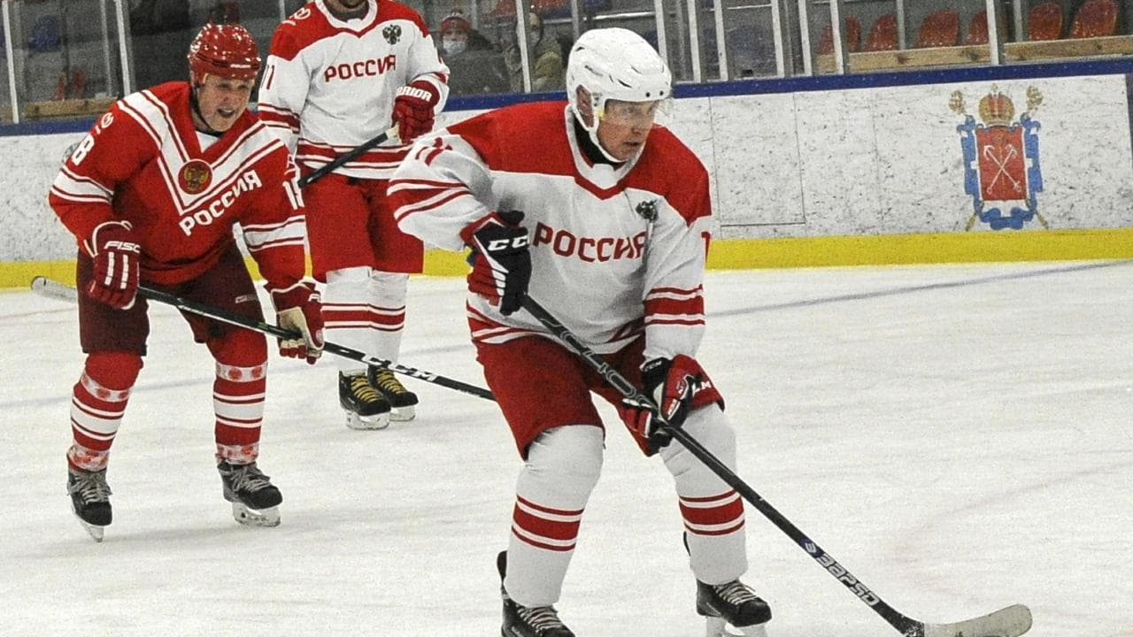 San Pietroburgo, Putin e Lukashenko si sfidano sul ghiaccio: il presidente russo segna sette reti