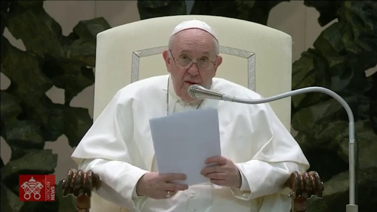 Migranti, la preghiera del Papa: "Sono come Gesù, non chiudiamo gli occhi, è uno scandalo sociale"