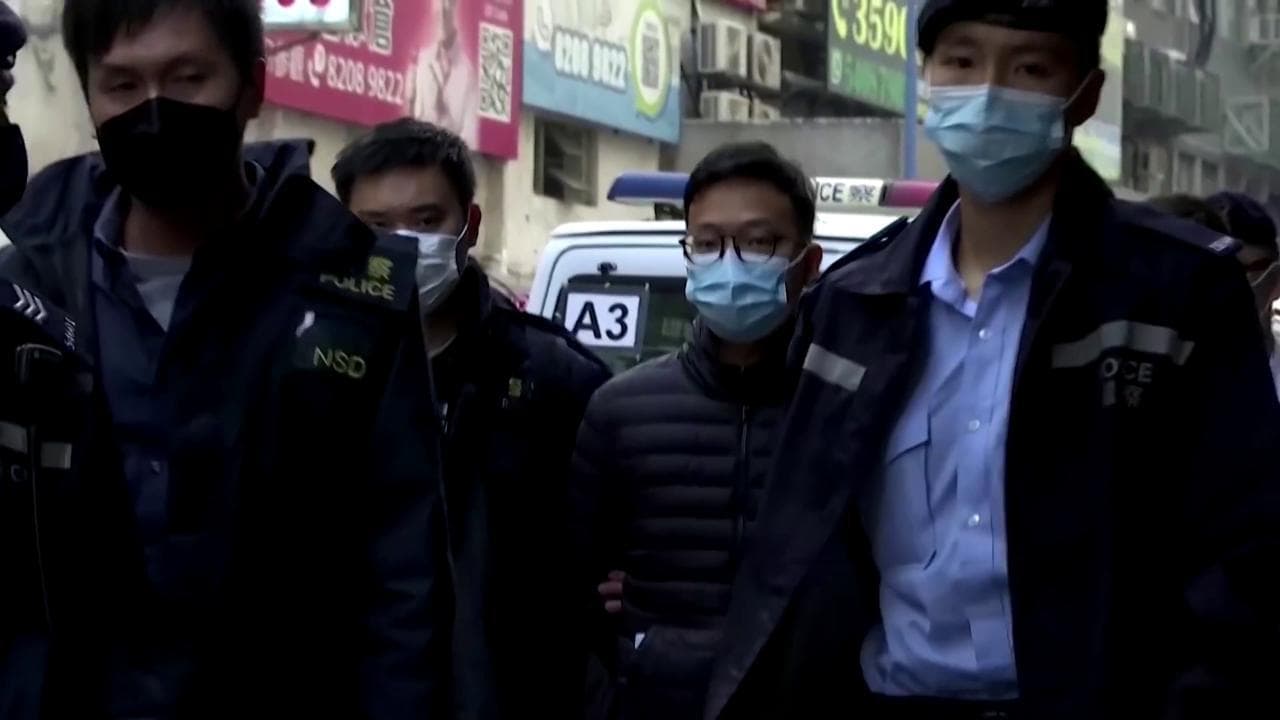 Hong Kong, la polizia fa irruzione nella redazione di Stand News e arresta sei persone
