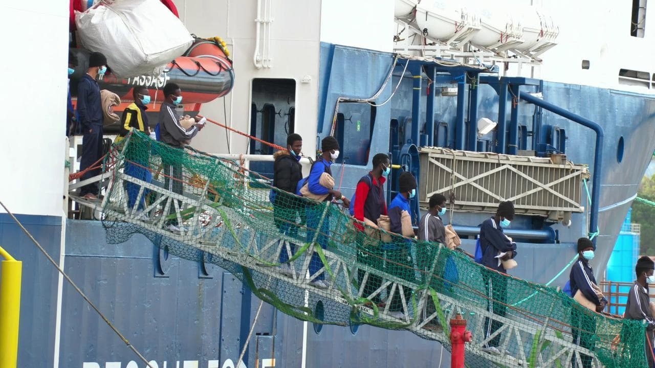 Geo Barents, lo sbarco di 558 migranti nel porto di Augusta: oltre 100 i minori non accompagnati