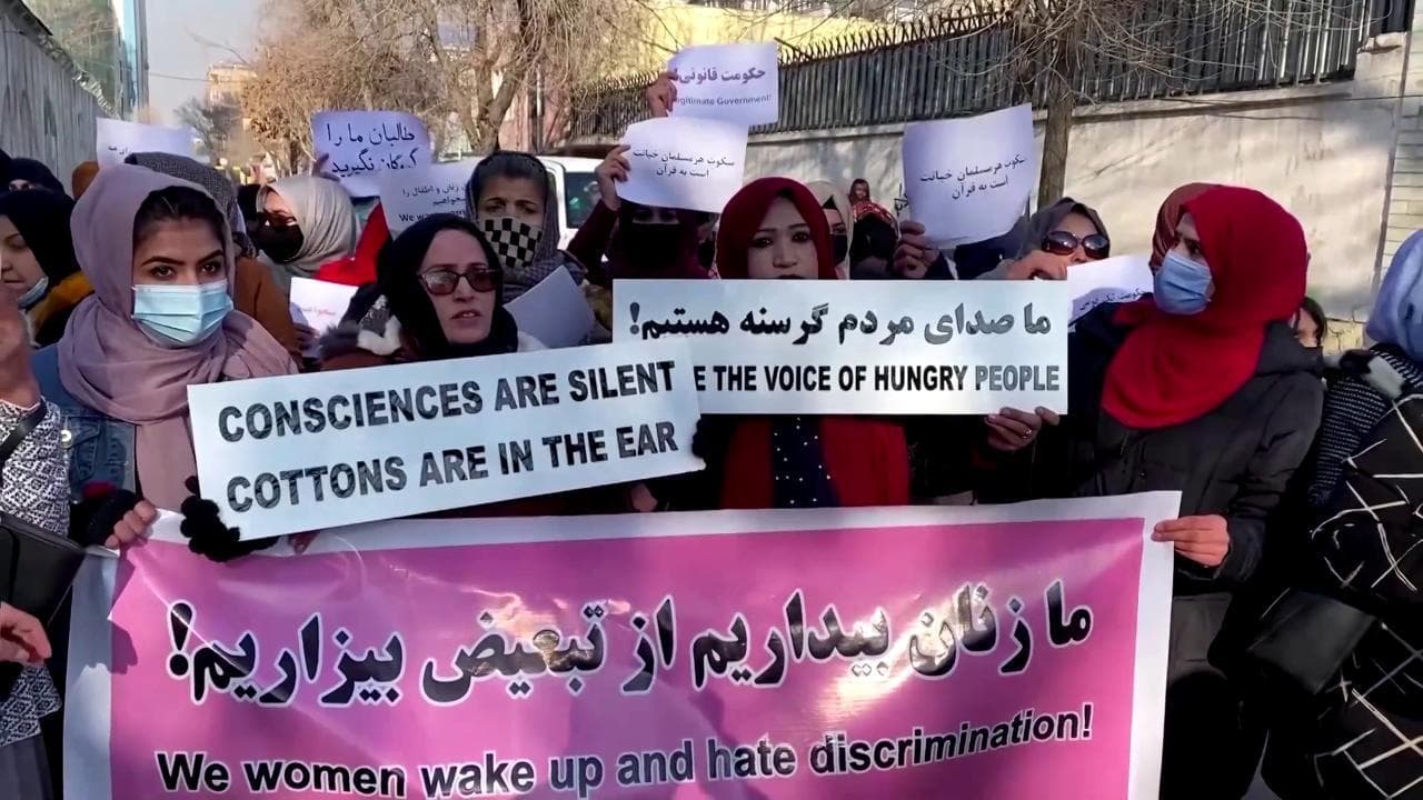 Kabul, la protesta delle donne: i talebani sparano per disperdere il corteo
