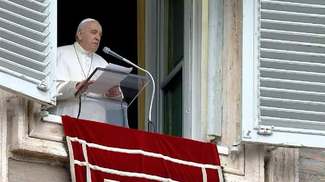 Angelus, Papa Francesco alle famiglie: "Bloccare l'inverno demografico, è una tragedia"