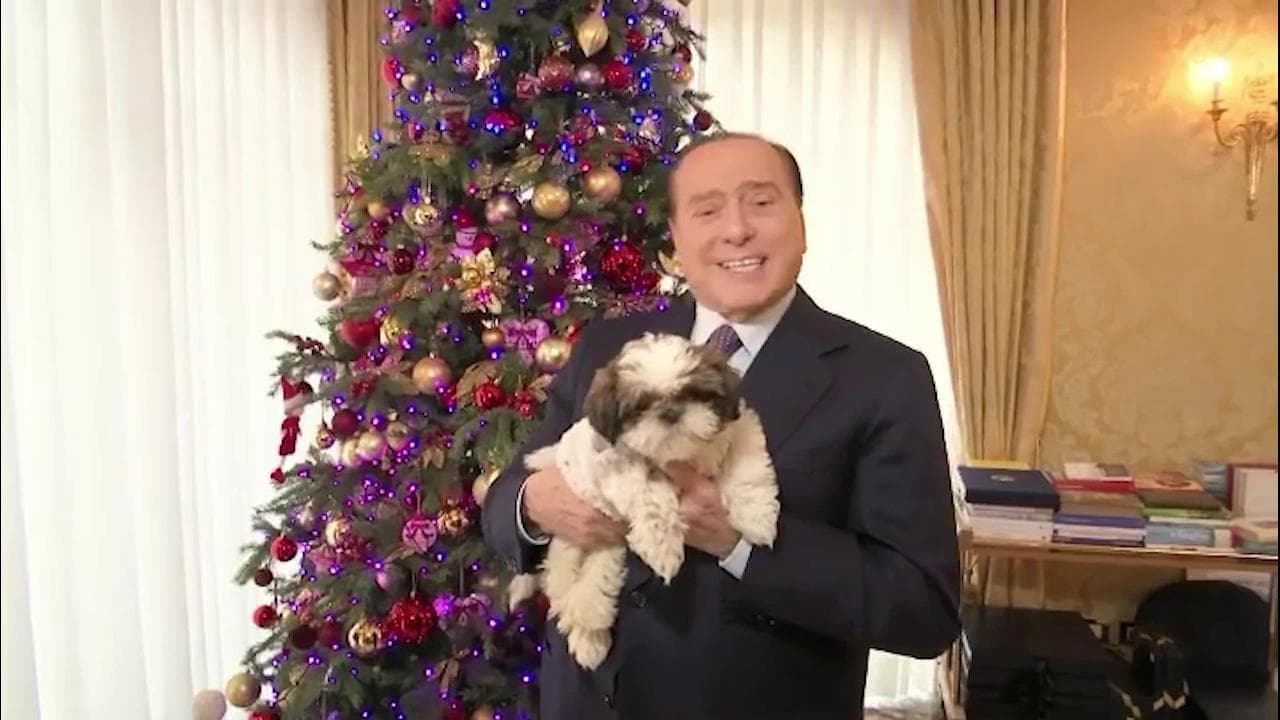 Natale, Berlusconi fa gli auguri su Instagram con in braccio la cagnolina Gilda