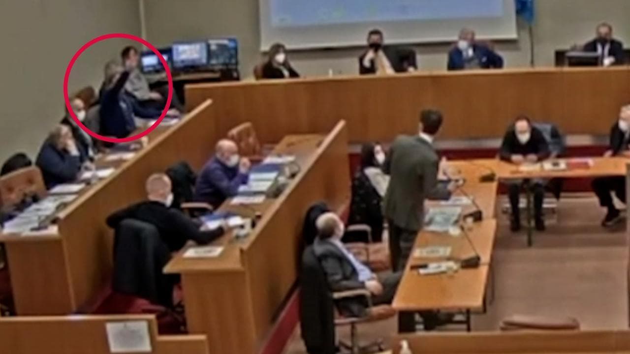Saluto romano in Consiglio comunale a Ventimiglia, l'esponente FdI: "No, chiedevo solo la parola"