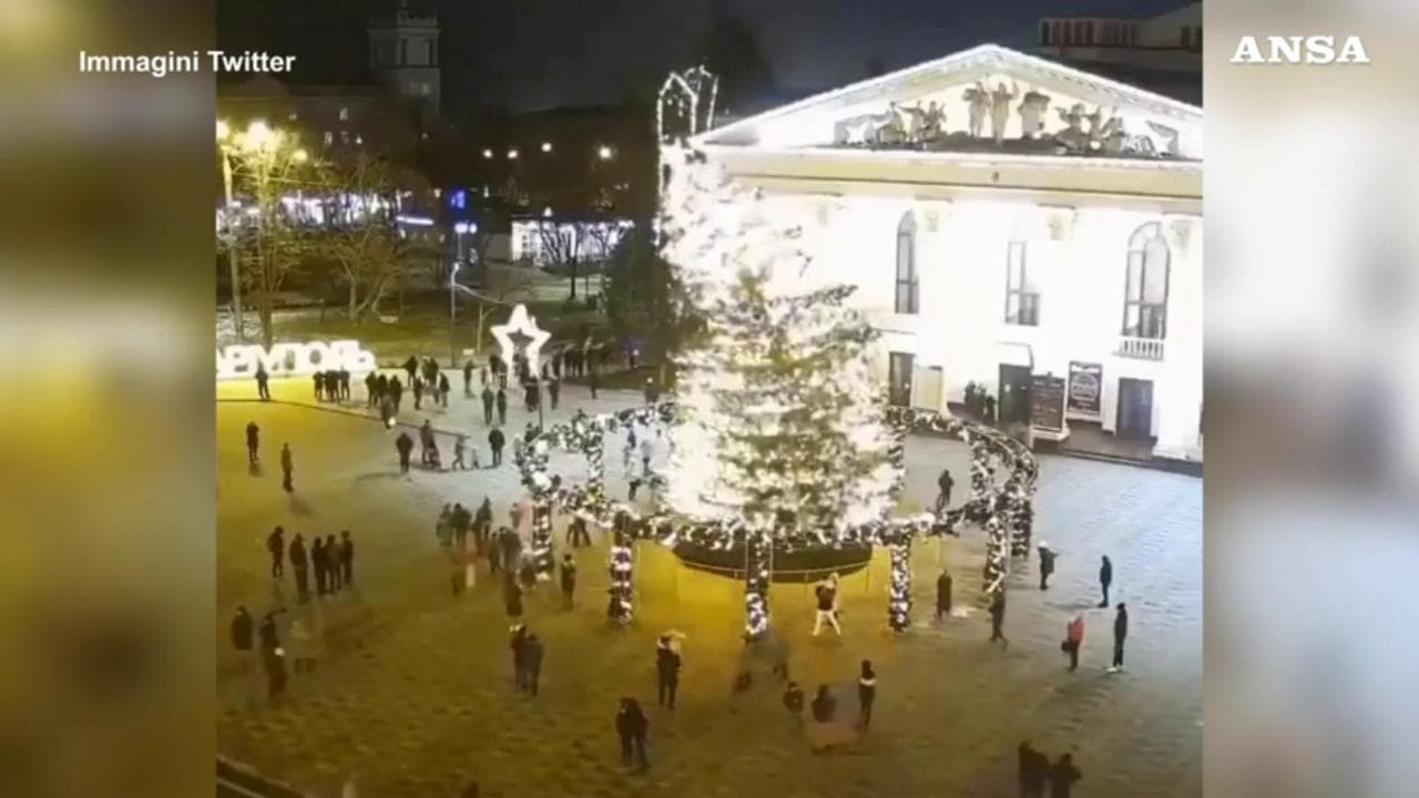Ucraina, l'albero di Natale di 14 metri crolla all'improvviso in mezzo alla piazza