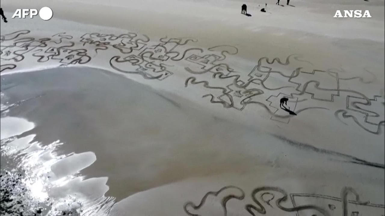 Hong Kong, un artista trasforma le spiagge in gigantesche tele: le immagini dal drone