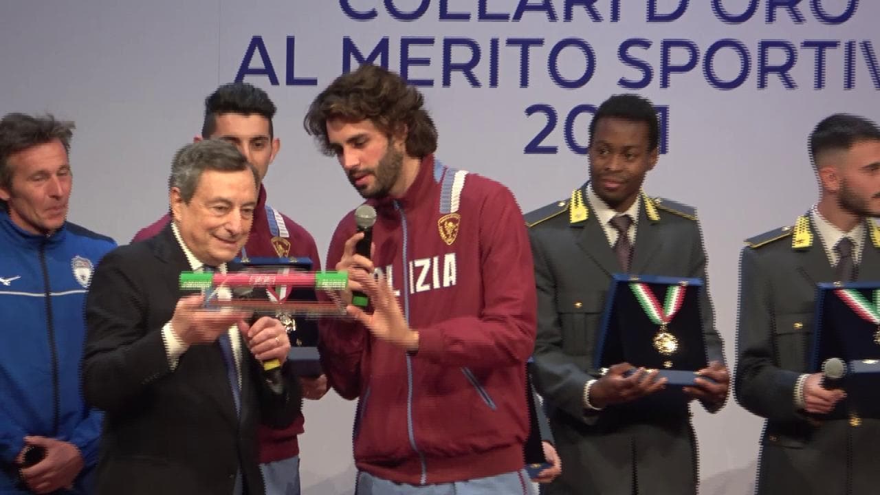 Collari d'oro, Mario Draghi riceve l'asta in miniatura da Tamberi: "Con questa potrei saltare"