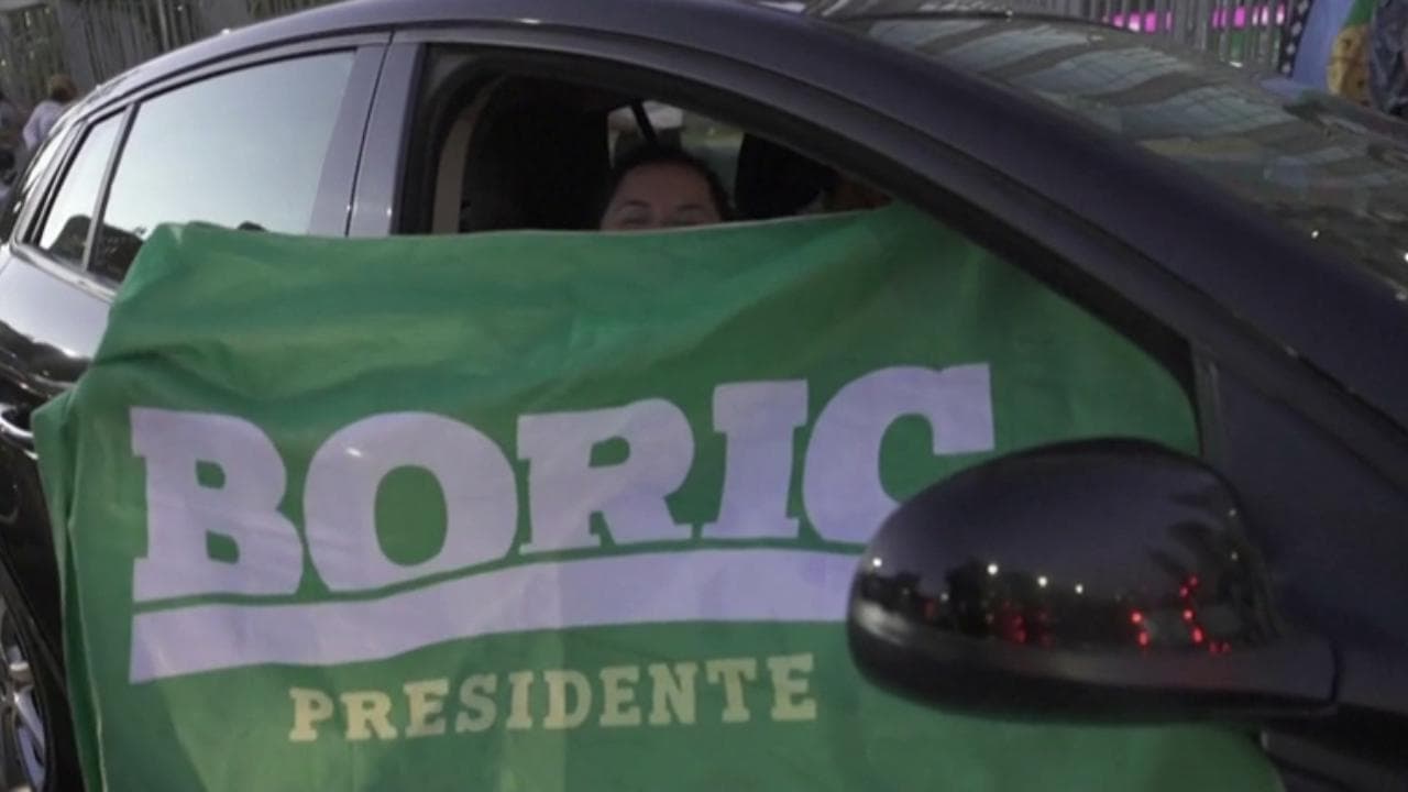 Cile, Boric batte l'ultra-destra e diventa presidente: festa per le strade al canto 'El pueblo unido'