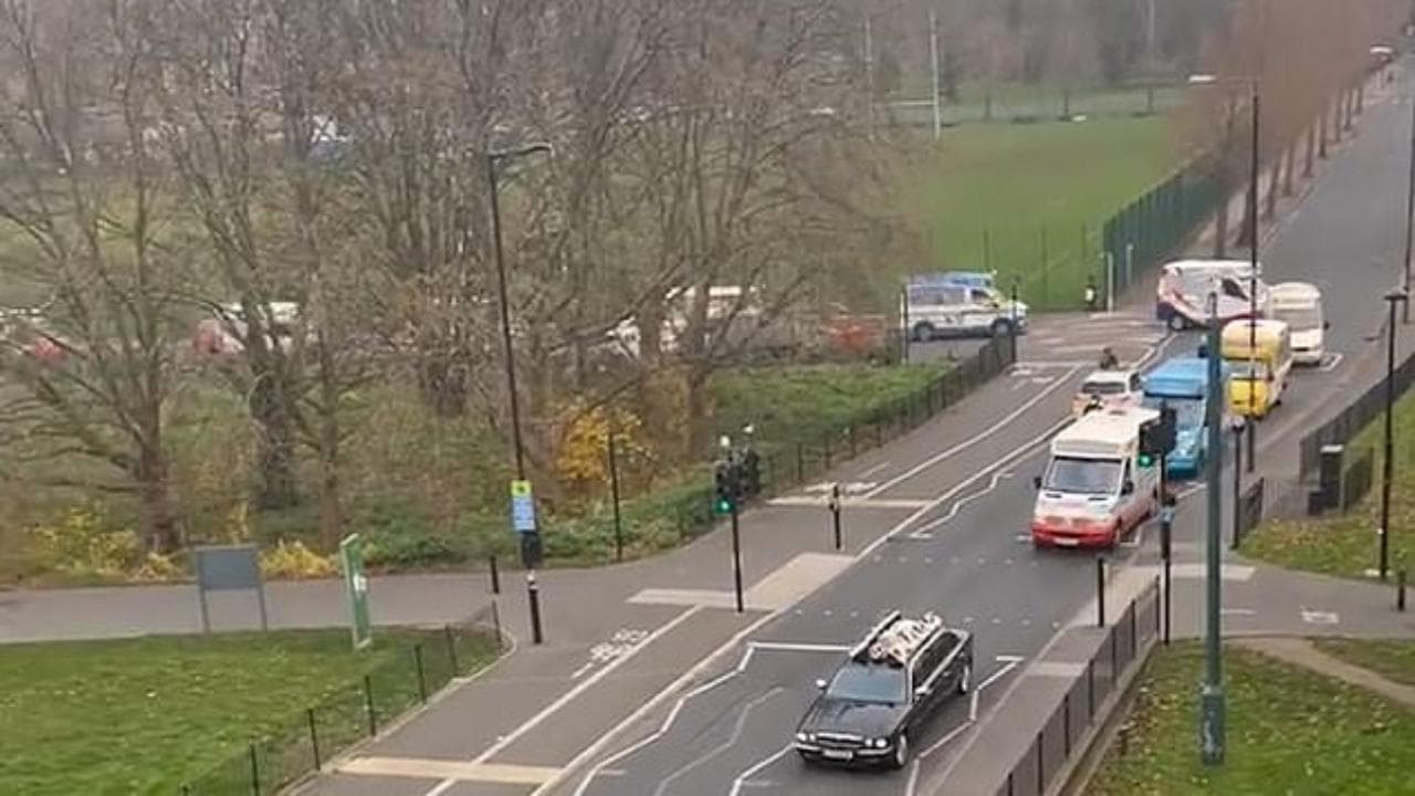 Londra, l'addio al gelataio ambulante: il corteo dei van è il commovente tributo dei colleghi