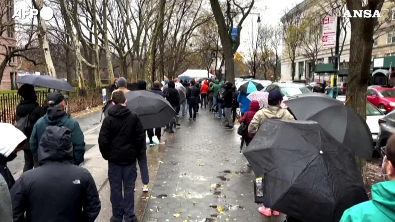 New York, vaccino obbligatorio per lavorare: file infinite per il richiamo