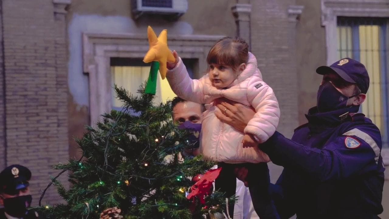Polizia, una pallina e il sorriso dei bambini: l'operazione Natale è compiuta