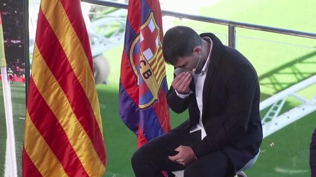 Barcellona, Aguero annuncia l'addio al calcio per problemi al cuore e scoppia in lacrime