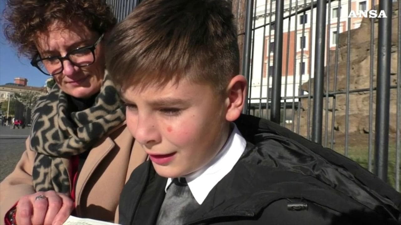 Mattia a 10 anni aiutava il papà con l'Alzheimer, premiato da Mattarella: "Sono felice"