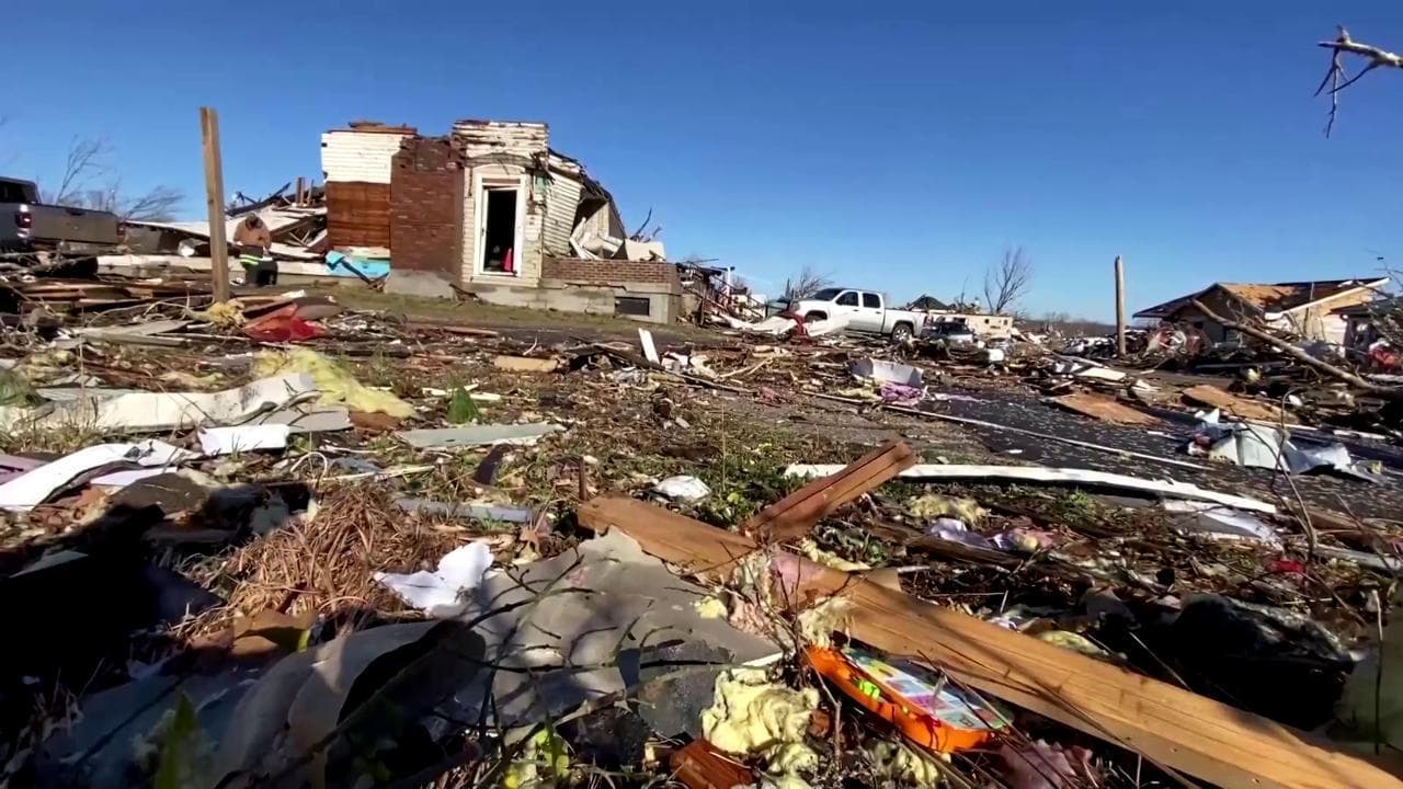 Kentucky, i sopravvissuti tornano tra le macerie delle loro case: "Sembra l'inferno sulla terra"