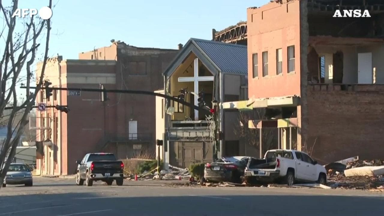 Usa, tetti crollati e macerie lungo le strade: la città di Mayfield devastata dal tornado