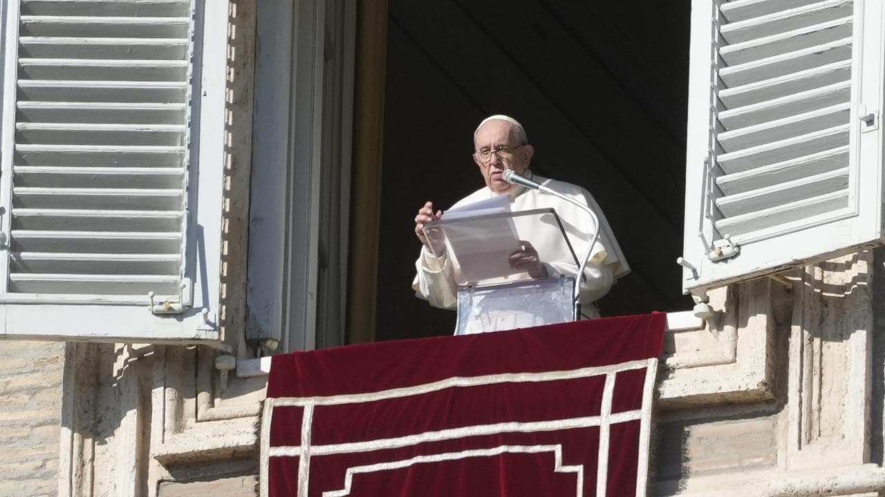 Papa Francesco chiede pace per l'Ucraina: "Serve un dialogo serio, le armi non sono la strada"