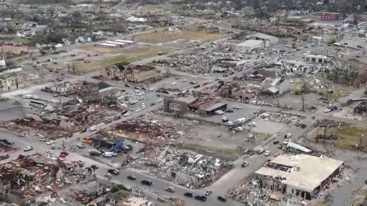 Kentucky, la città di Mayfield rasa al suolo dal tornado: le immagini dal drone