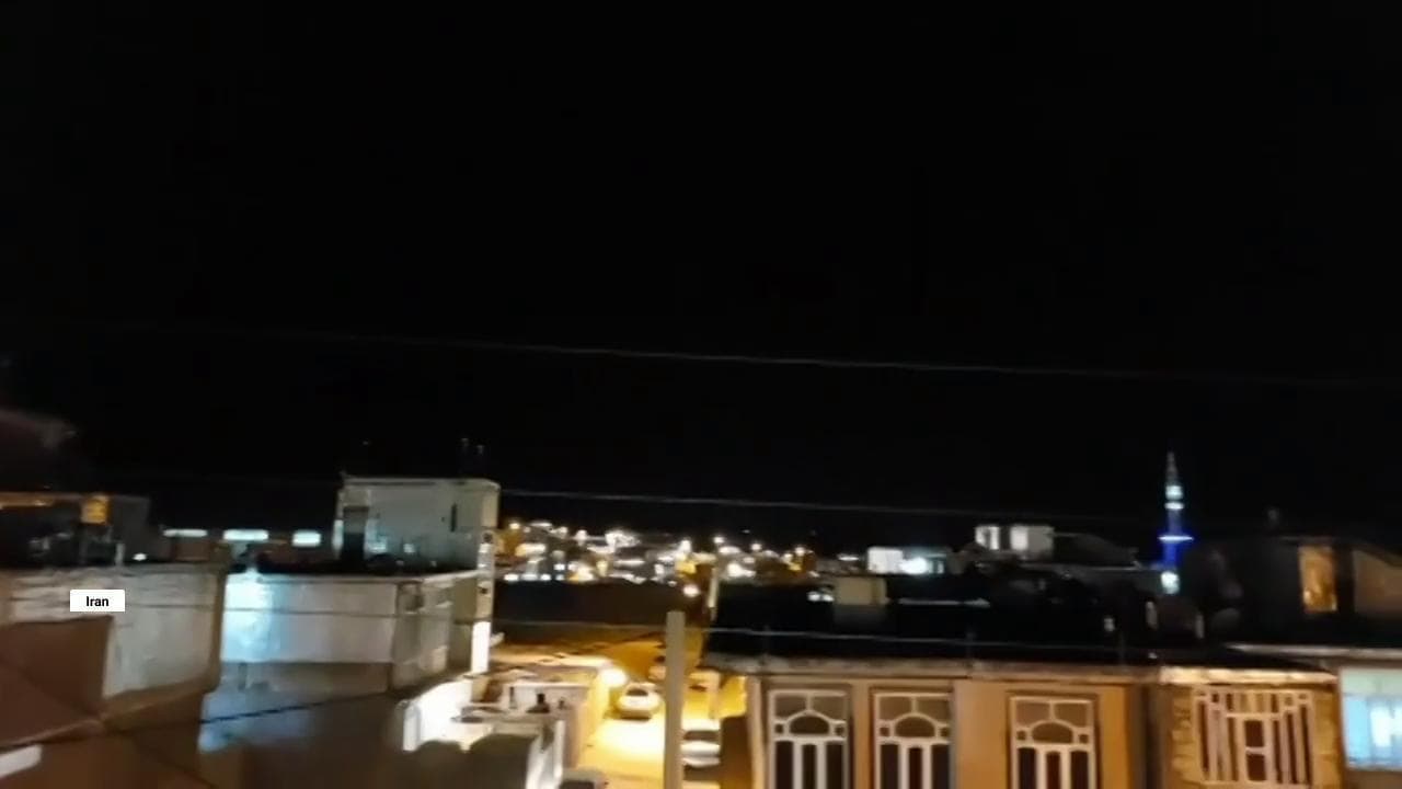 Il rumore dei droni lanciati verso Israele nei cieli notturni di Iran e Iraq