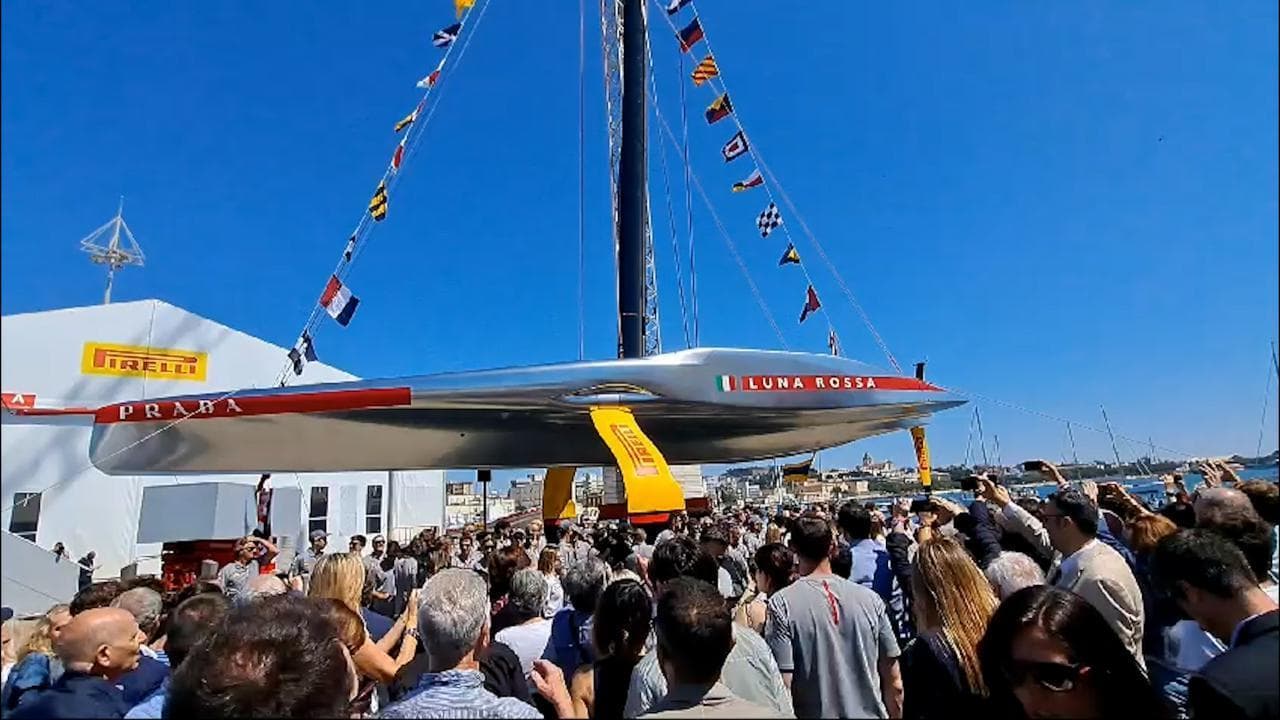 Il varo di Luna Rossa nel porto di Cagliari