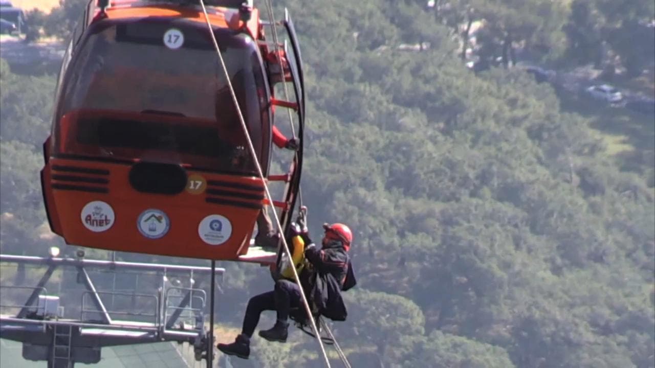 Turchia, incidente nella cabinovia di Antalya: i soccorritori evacuano i passeggeri bloccati