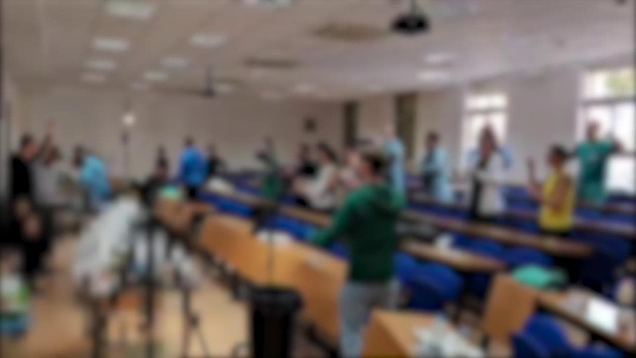 Medici ballano in aula vicino ai cadaveri: bufera sui social