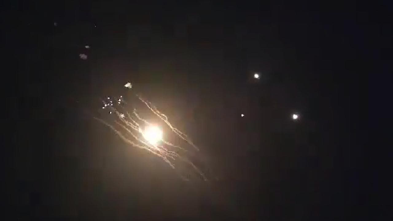 Decine di razzi di Hezbollah dal Libano verso Israele: il momento in cui vengono intercettati da Iron Dome