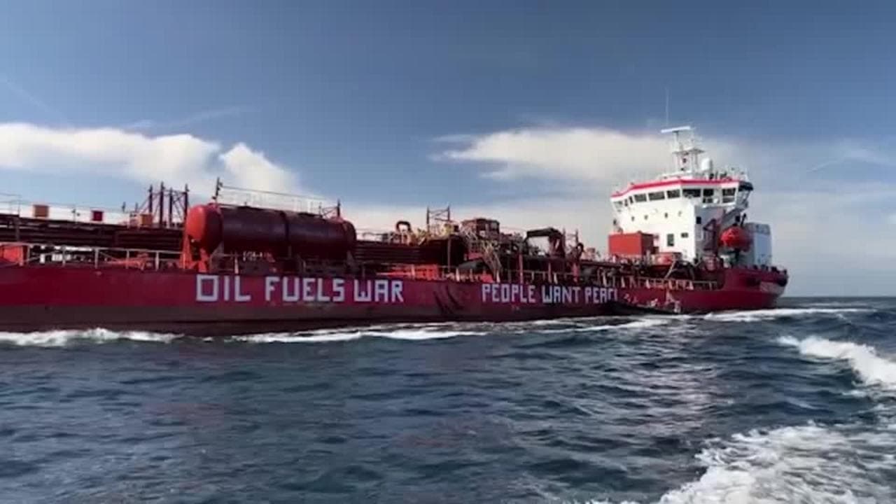 Greenpeace in azione contro una petroliera nel Mar Baltico