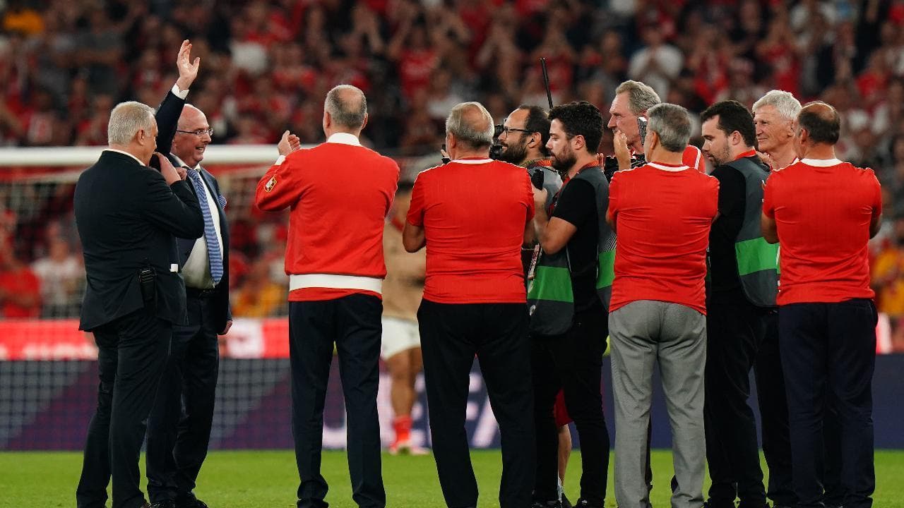 Il commovente omaggio del Benfica a Sven Goran Eriksson prima della partita di Europa League