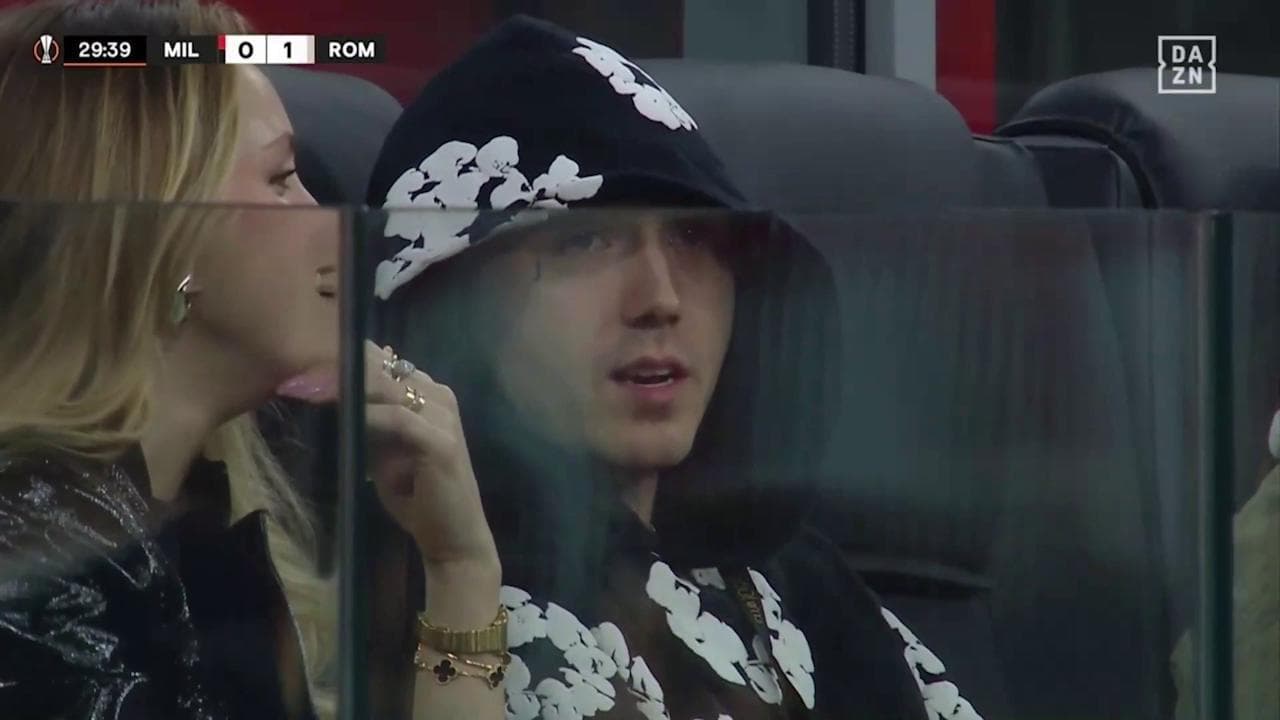 Il rapper Lazza, tifoso milanista, canta il coro "Voi siete napoletani" rivolto ai romanisti