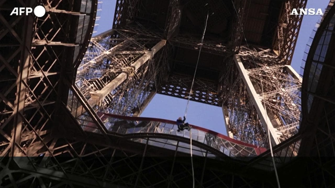 Si arrampica per 110 metri con una corda sulla Torre Eiffel e stabilisce il nuovo record