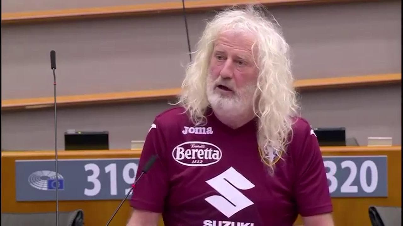 L'eurodeputato con la maglia del Torino insulta la Juventus in aula alla vigilia del derby
