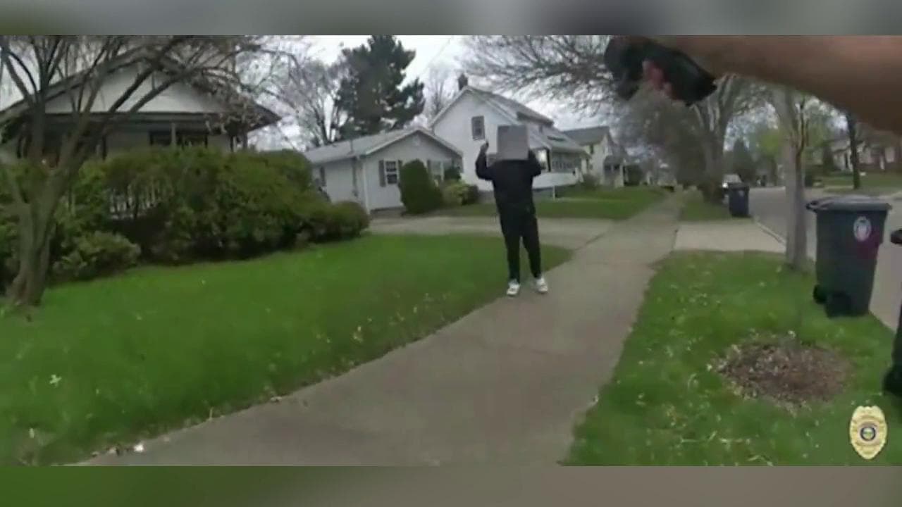 Usa, poliziotto spara ad un 15enne che impugna una pistola giocattolo: il video della bodycam dell'agente