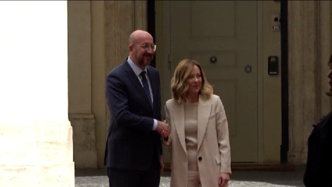 Meloni riceve Michel: la stretta di mano tra la premier e il presidente del Consiglio europeo
